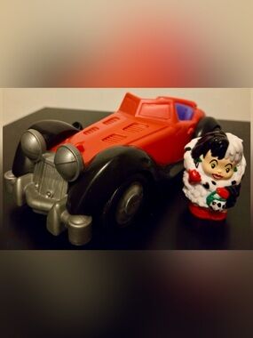 DISNEY - LITTLE PEOPLE CRUELLA DE VIL IN HER CAR - RARE